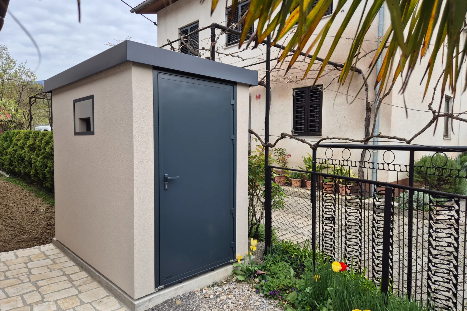 okno na vrtni hi&scaron;ki hrovat