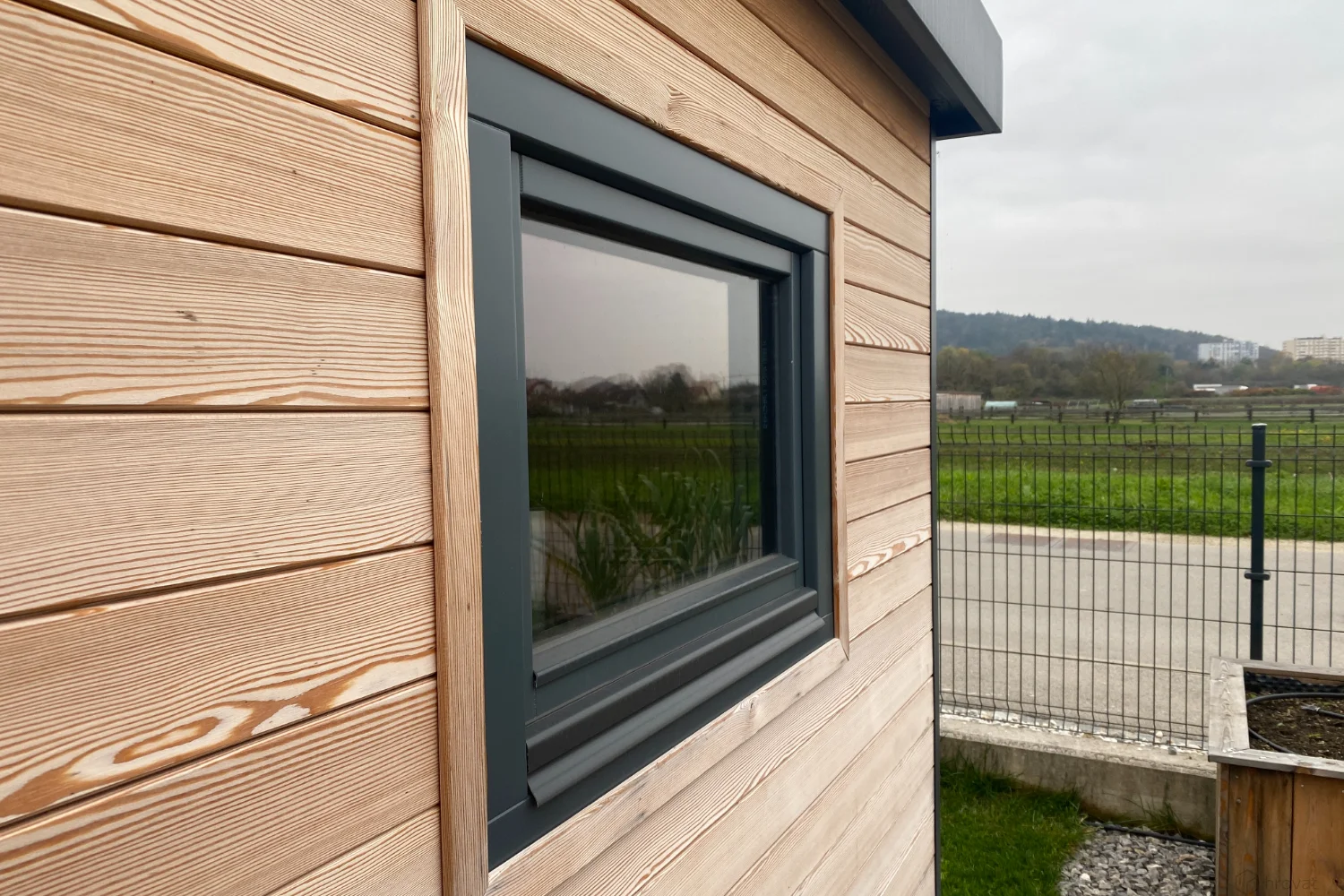 okno na vrtni hi&scaron;ki hrovat