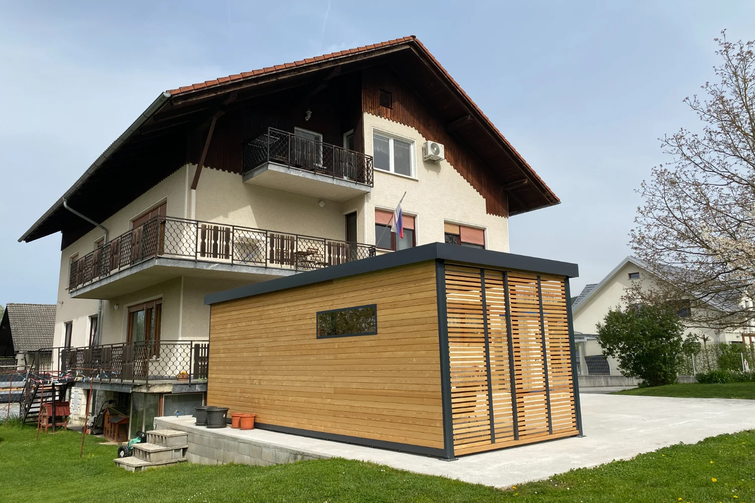 Vrtna hi&scaron;ka z nadstre&scaron;kom Lukovica-8