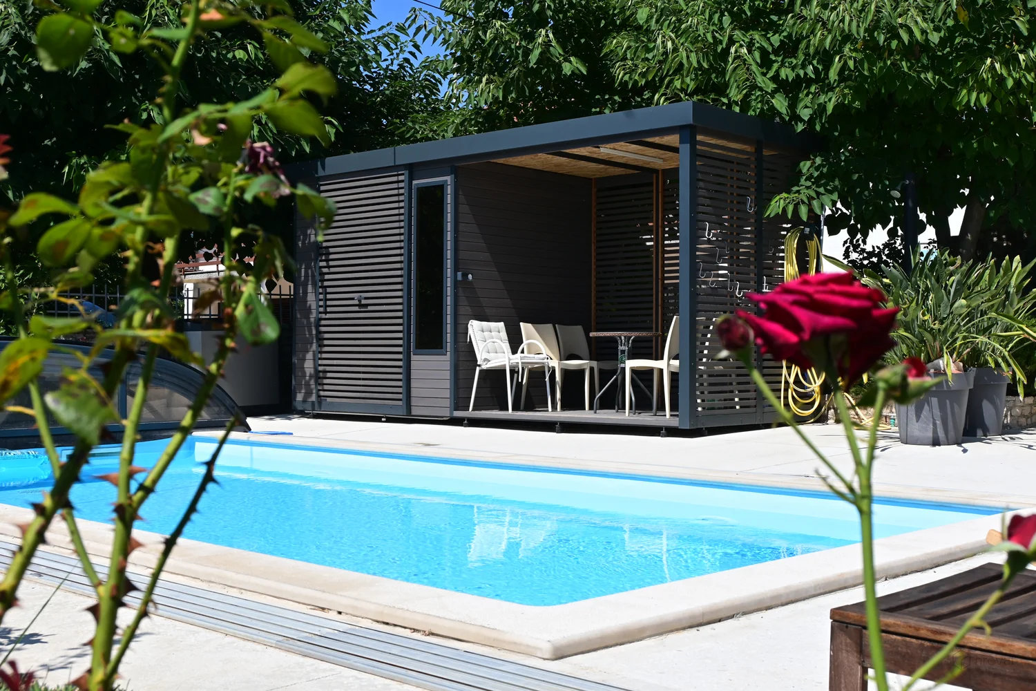 vrtna lopa ob bazenu