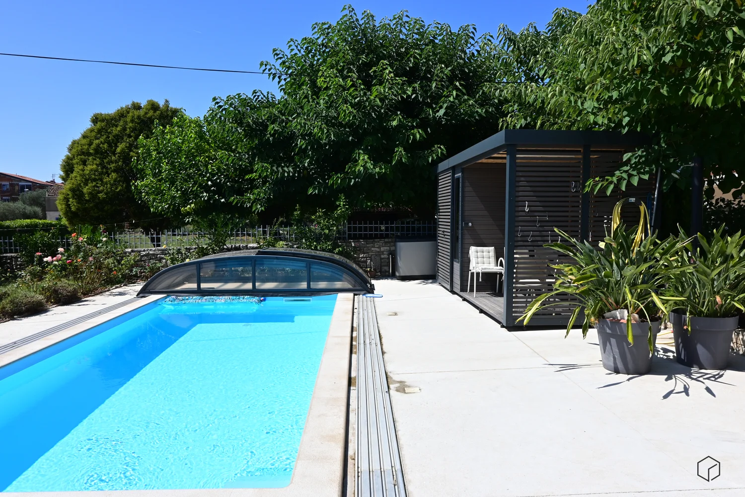 vrtna hi&scaron;ka z nadstre&scaron;kom hrovat