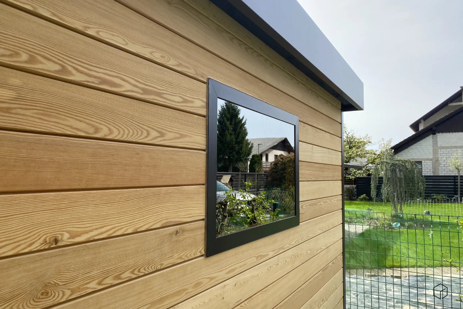 okno na vrtni hi&scaron;ki hrovat