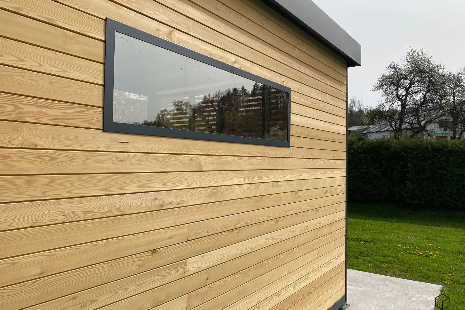 okno na vrtni hi&scaron;ki hrovat