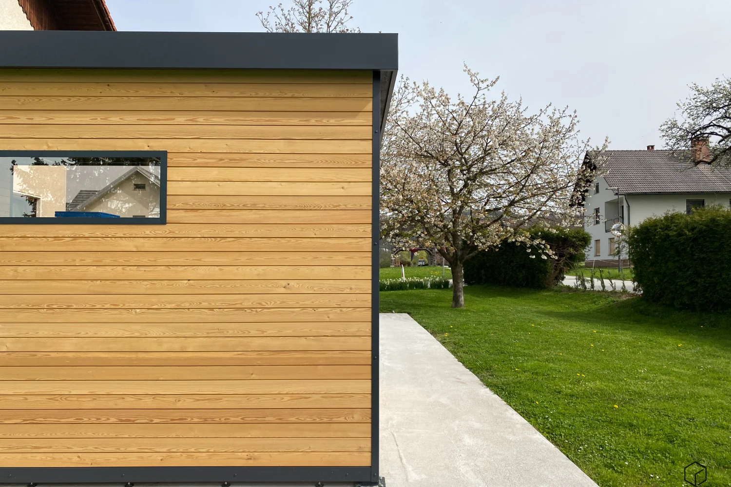 okno na vrtni hi&scaron;ki hrovat