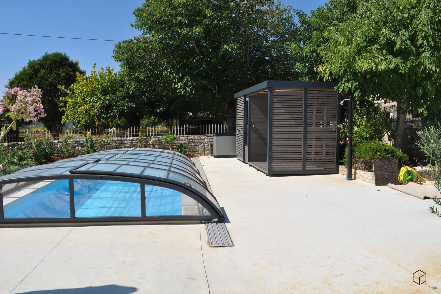 vrtna hi&scaron;ka ob bazenu