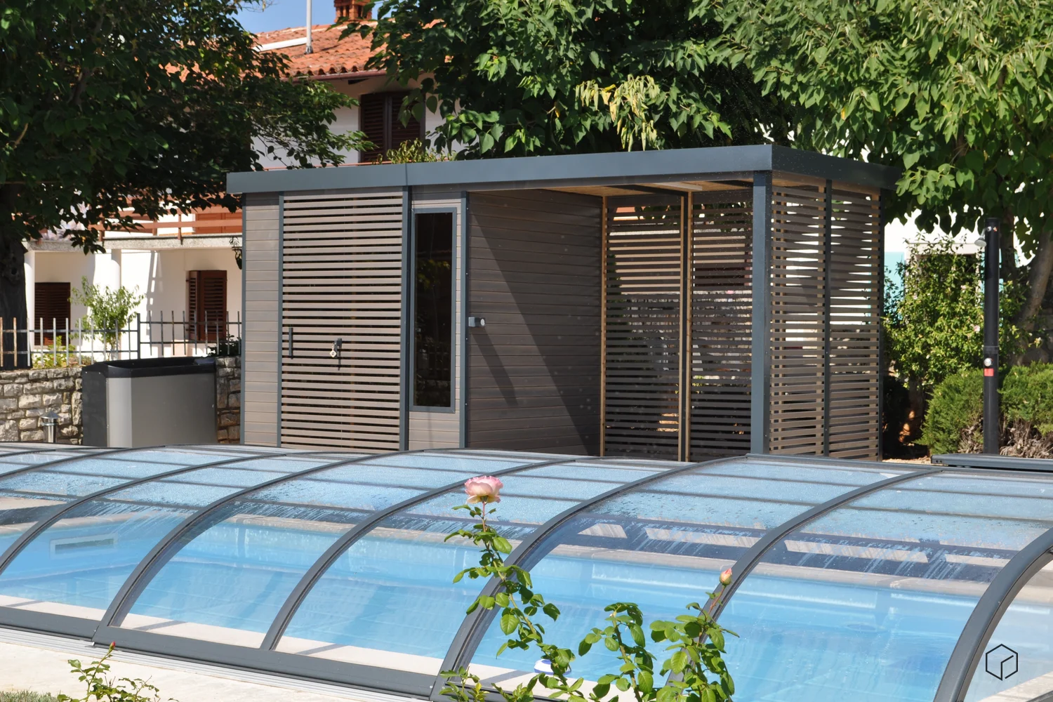 bazen in vrtna hi&scaron;ka