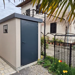 okno na vrtni hi&scaron;ki hrovat