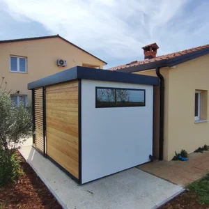 okno na vrtni hi&scaron;ki hrovat