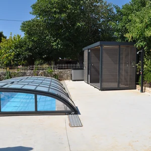 vrtna hi&scaron;ka ob bazenu