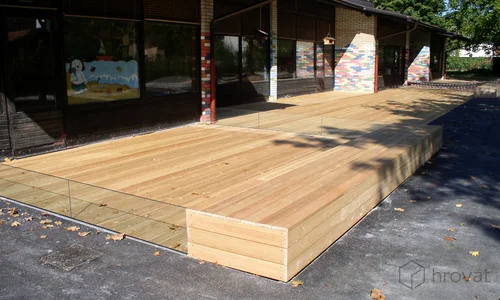 Lesena terasa pred vrtcem